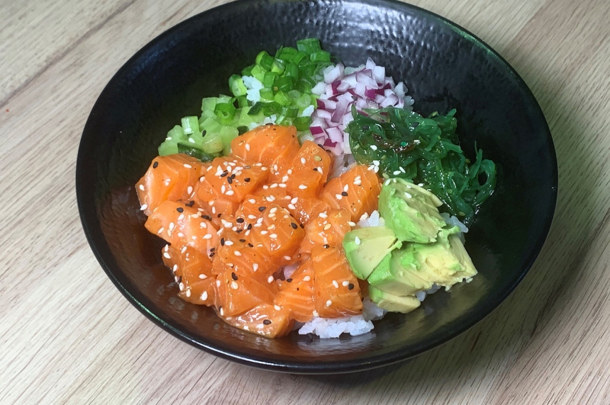 Poke de salm&oacute;n